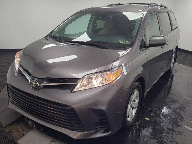 2018 Toyota Sienna LE FWD photo
