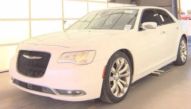 2017 Chrysler 300 300C RWD photo