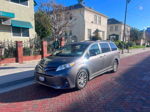 2018 Toyota Sienna XLE FWD photo