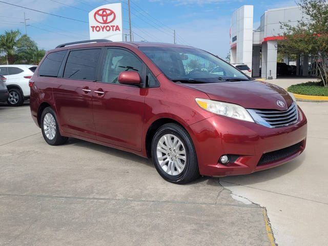 2016 Toyota Sienna XLE FWD photo