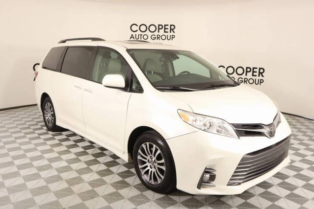 2018 Toyota Sienna XLE Premium FWD photo