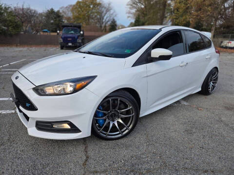 2018 Ford Focus ST FWD photo