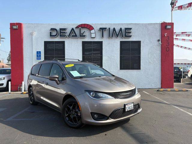 2018 Chrysler Pacifica Minivan Touring L FWD photo