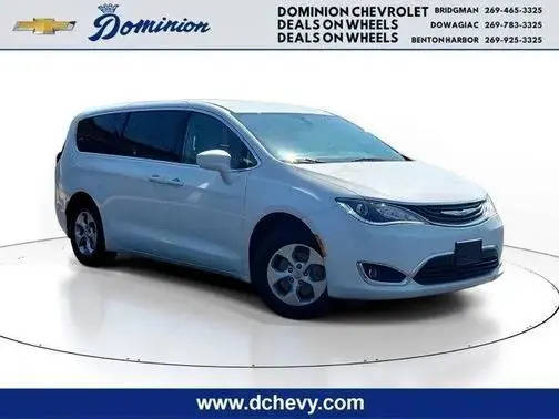 2018 Chrysler Pacifica Minivan Hybrid Touring Plus FWD photo