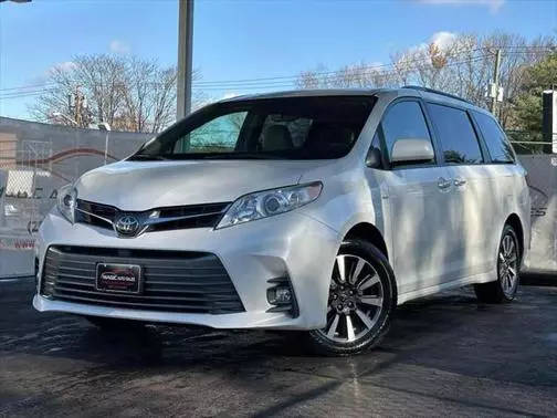 2018 Toyota Sienna XLE AWD photo