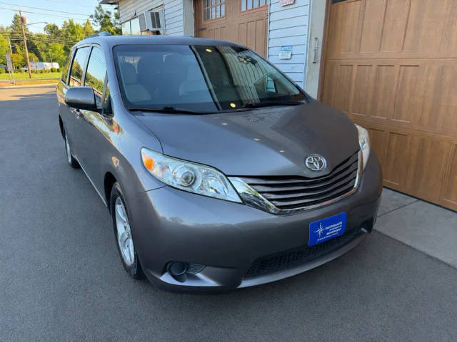 2017 Toyota Sienna LE FWD photo