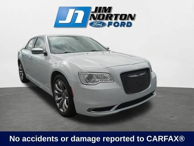 2018 Chrysler 300 Touring RWD photo