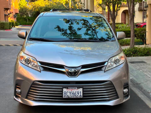 2018 Toyota Sienna XLE FWD photo