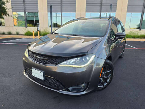 2018 Chrysler Pacifica Minivan Limited FWD photo