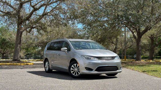 2018 Chrysler Pacifica Minivan Touring L FWD photo