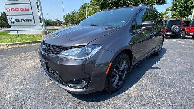 2018 Chrysler Pacifica Minivan Touring Plus FWD photo