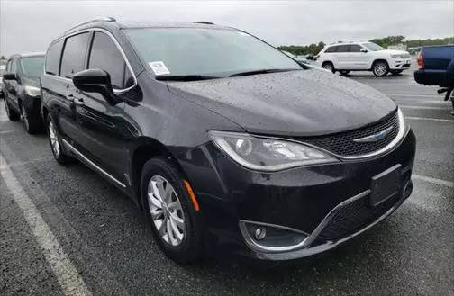 2018 Chrysler Pacifica Minivan Touring L FWD photo