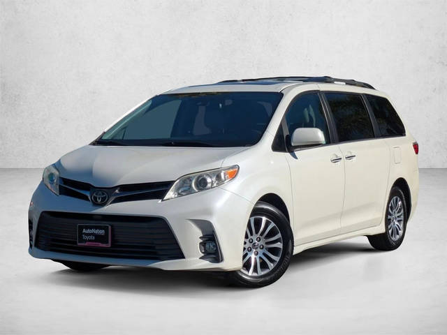 2018 Toyota Sienna XLE FWD photo