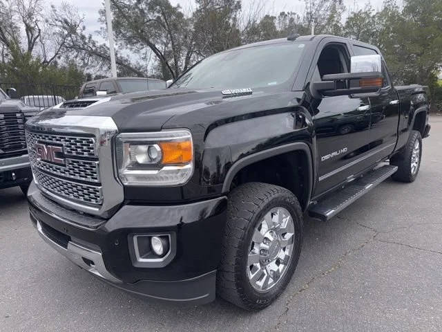 2018 GMC Sierra 2500HD Denali 4WD photo