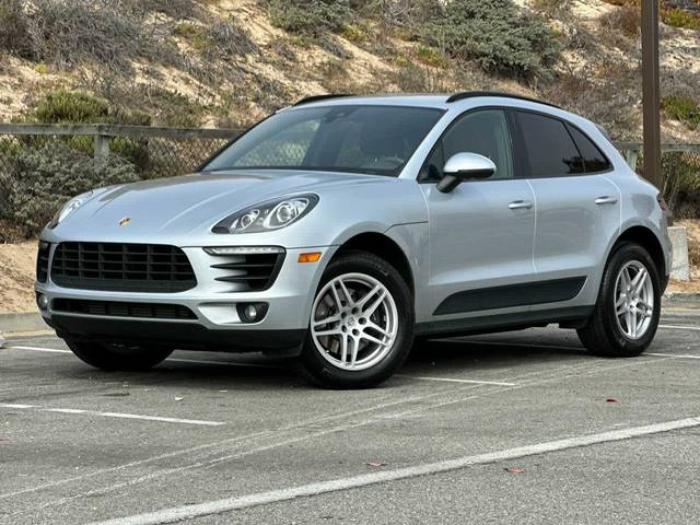 2018 Porsche Macan  AWD photo