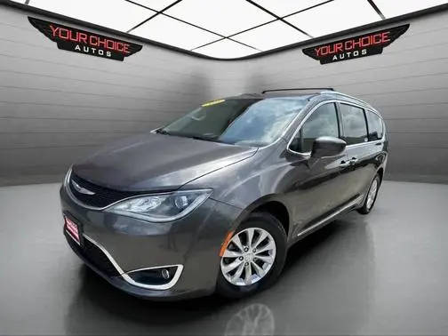 2018 Chrysler Pacifica Minivan Touring L FWD photo