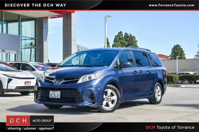 2018 Toyota Sienna LE FWD photo