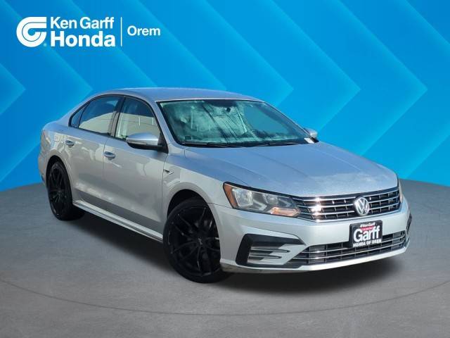 2018 Volkswagen Passat R-Line FWD photo