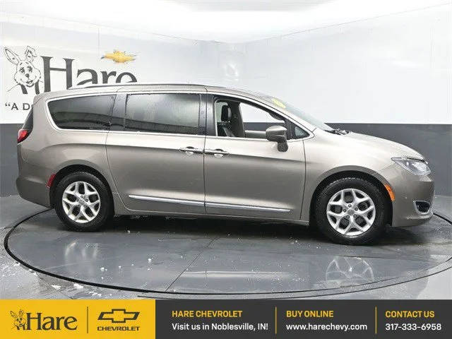 2018 Chrysler Pacifica Minivan Touring L Plus FWD photo
