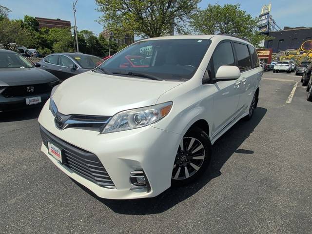 2018 Toyota Sienna XLE Premium AWD photo