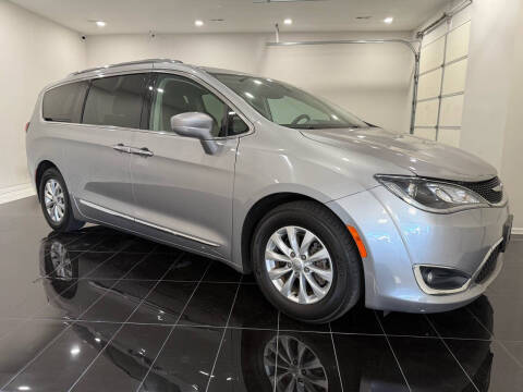 2018 Chrysler Pacifica Minivan Touring L FWD photo